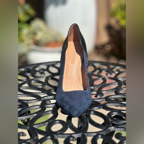 Madewell — The Maddie Navy Suede & Black Leather Pump - Picture 3 of 7